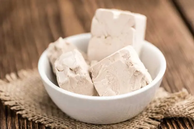 Wat doet gist in het deeg?